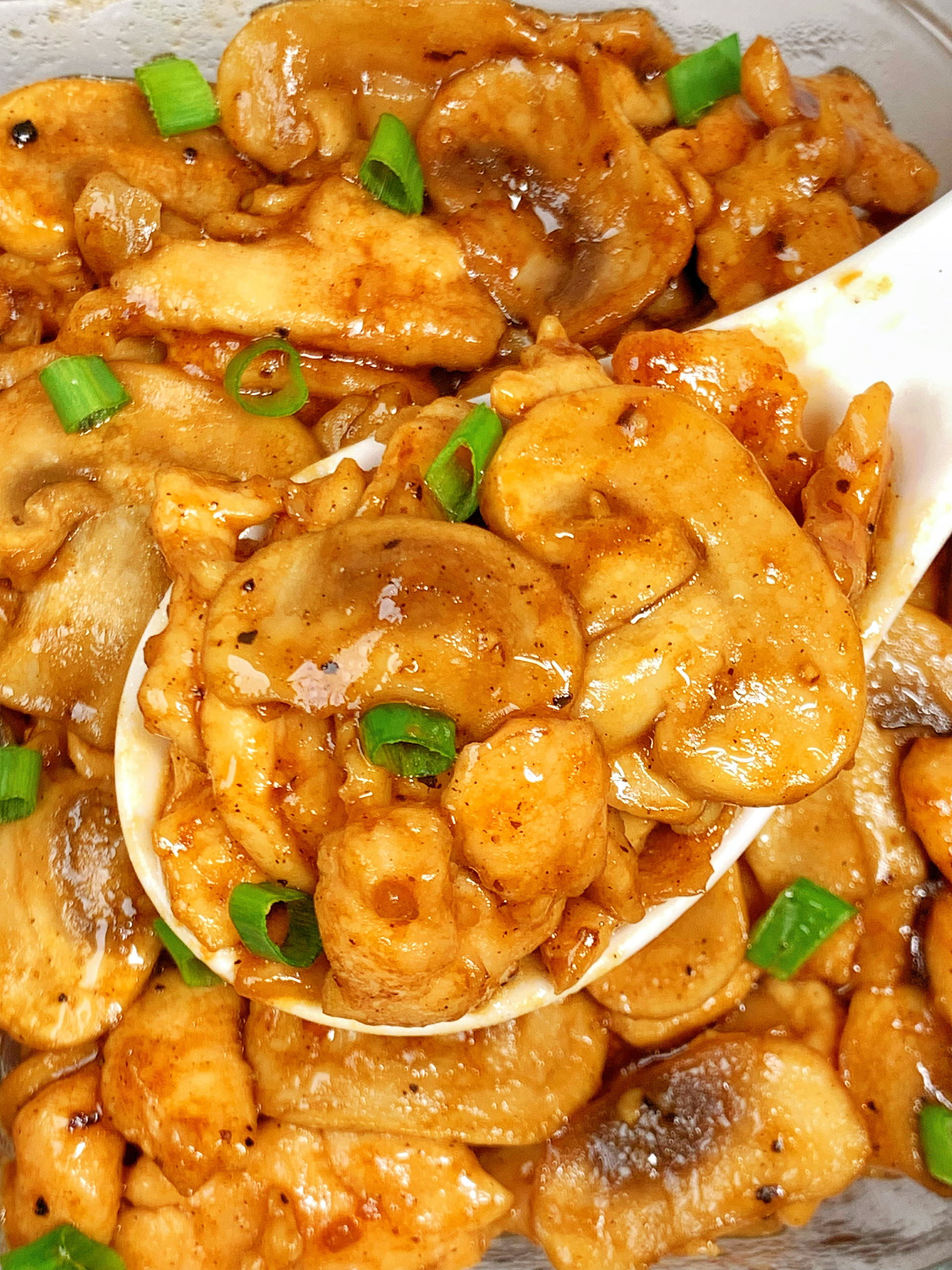 今日菜谱：鸡胸肉黑椒口蘑的做法