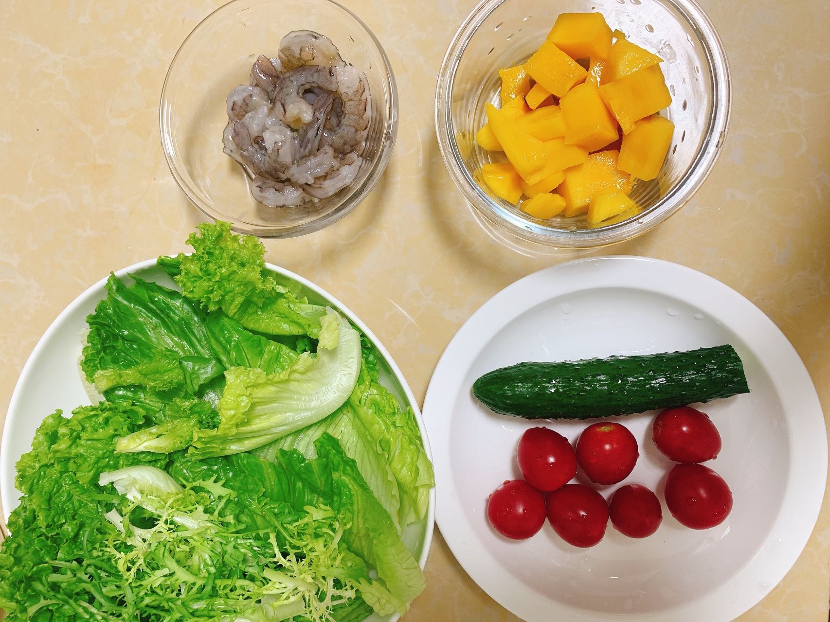 超好吃的芒果虾仁蔬菜沙拉的做法 步骤1