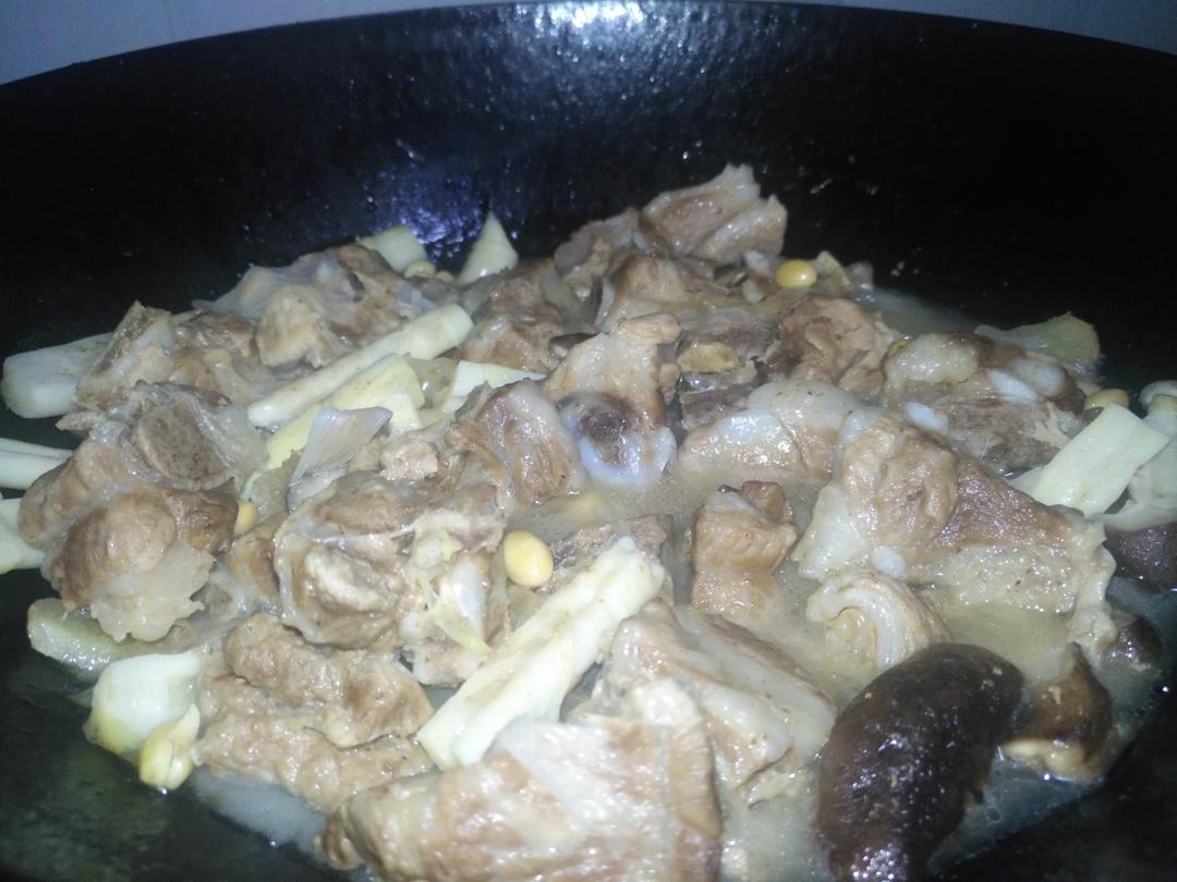 😋春笋排骨汤