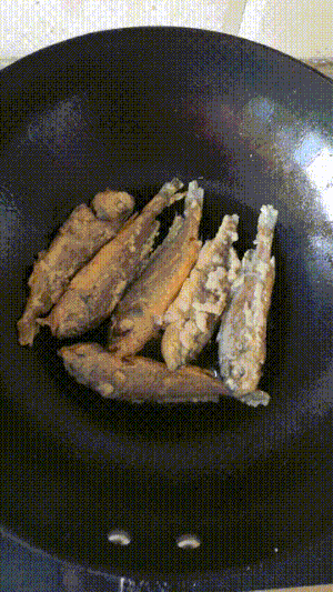 超级好吃的烫面铁锅贴玉米饼油炸小黄花鱼超级赞🐟的做法 步骤3