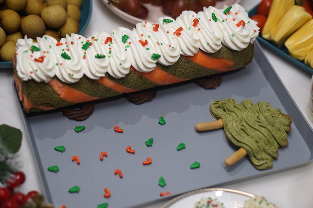 抹茶和红丝绒的圣诞蛋糕卷