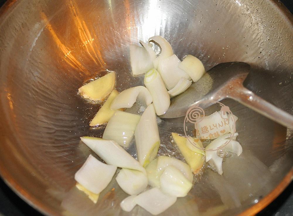 芝士辣白菜烩鸡腿杂菌的做法 步骤3