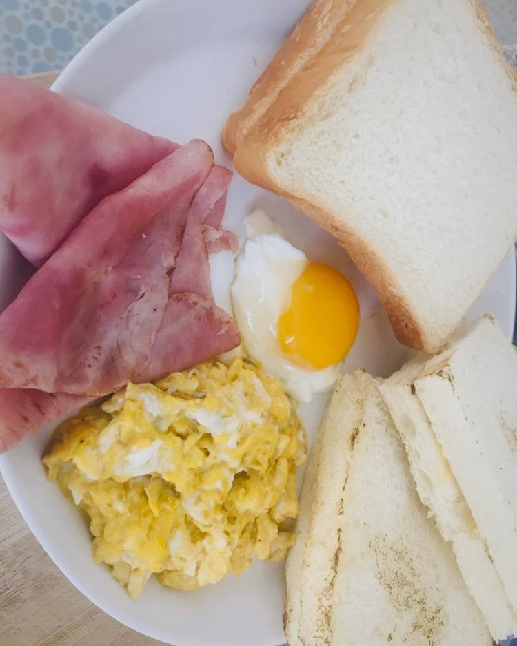 早餐－吐司培根炒蛋