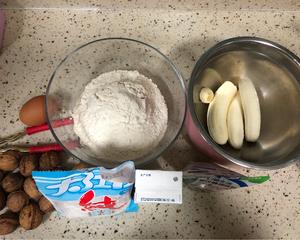 低脂全麦香蕉核桃蛋糕，不用揉面，简单美味的做法 步骤1