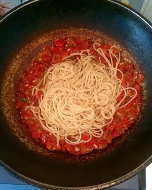 Salsa Spaghetti with Chicken Chop的做法 步骤1