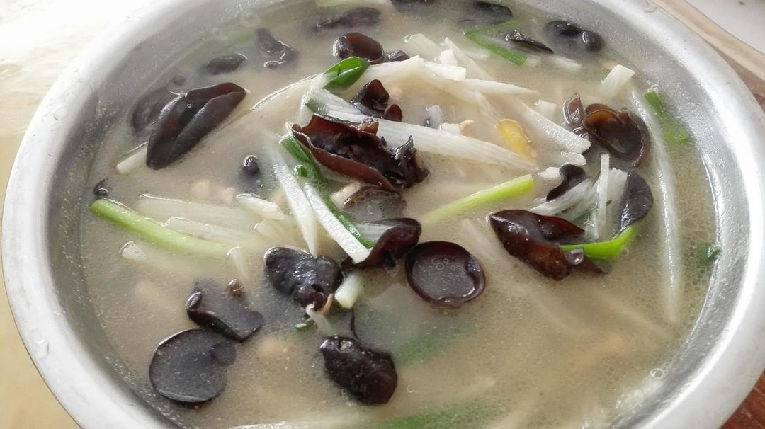 淮山木耳三鲜汤的做法