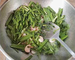 白米虾炒韭菜的做法 步骤5
