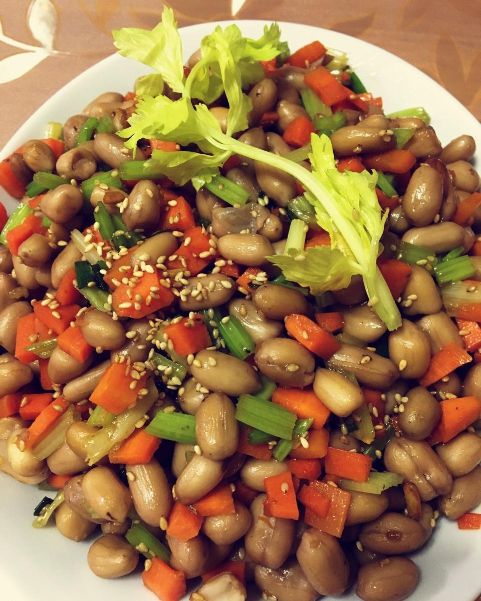 凉拌芹菜花生米胡萝卜