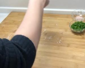一根筷子压出香葱花卷（小视频食谱）的做法 步骤6