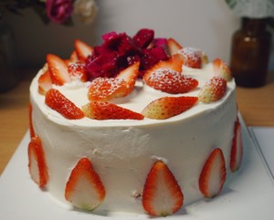 自制草莓奶油蛋糕，奶油 草莓 八寸戚风简直绝配??