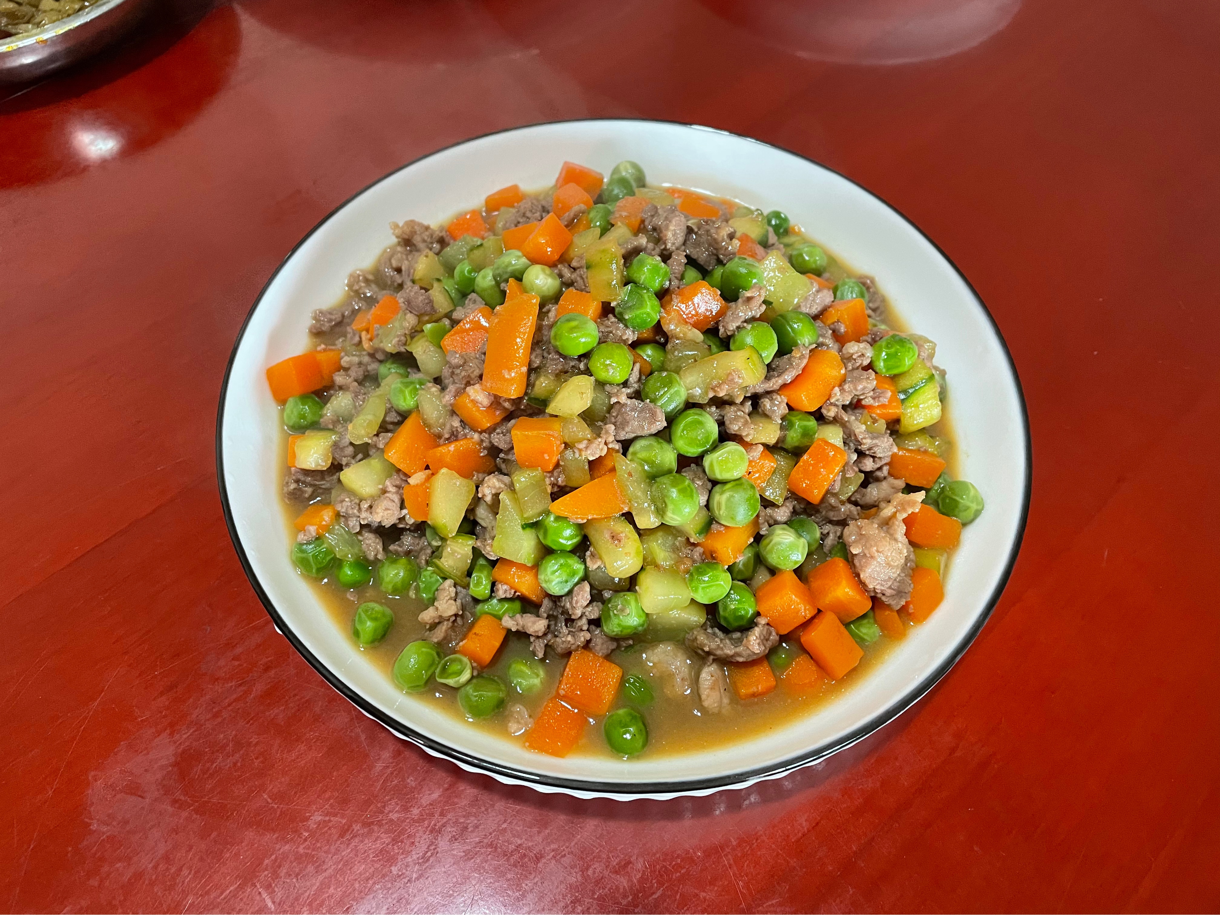 豌豆胡萝卜青瓜炒肉沫