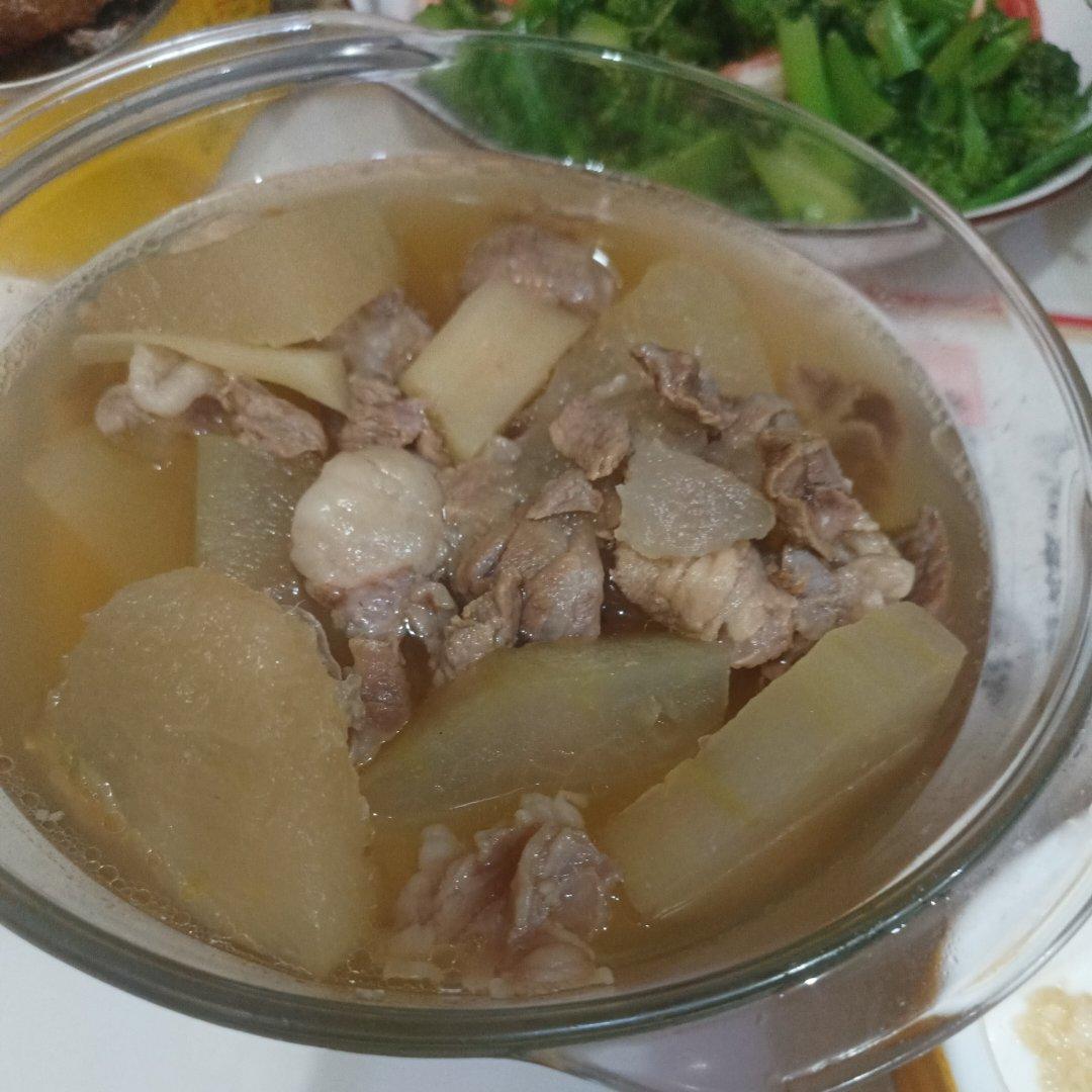 清汤萝卜牛腩