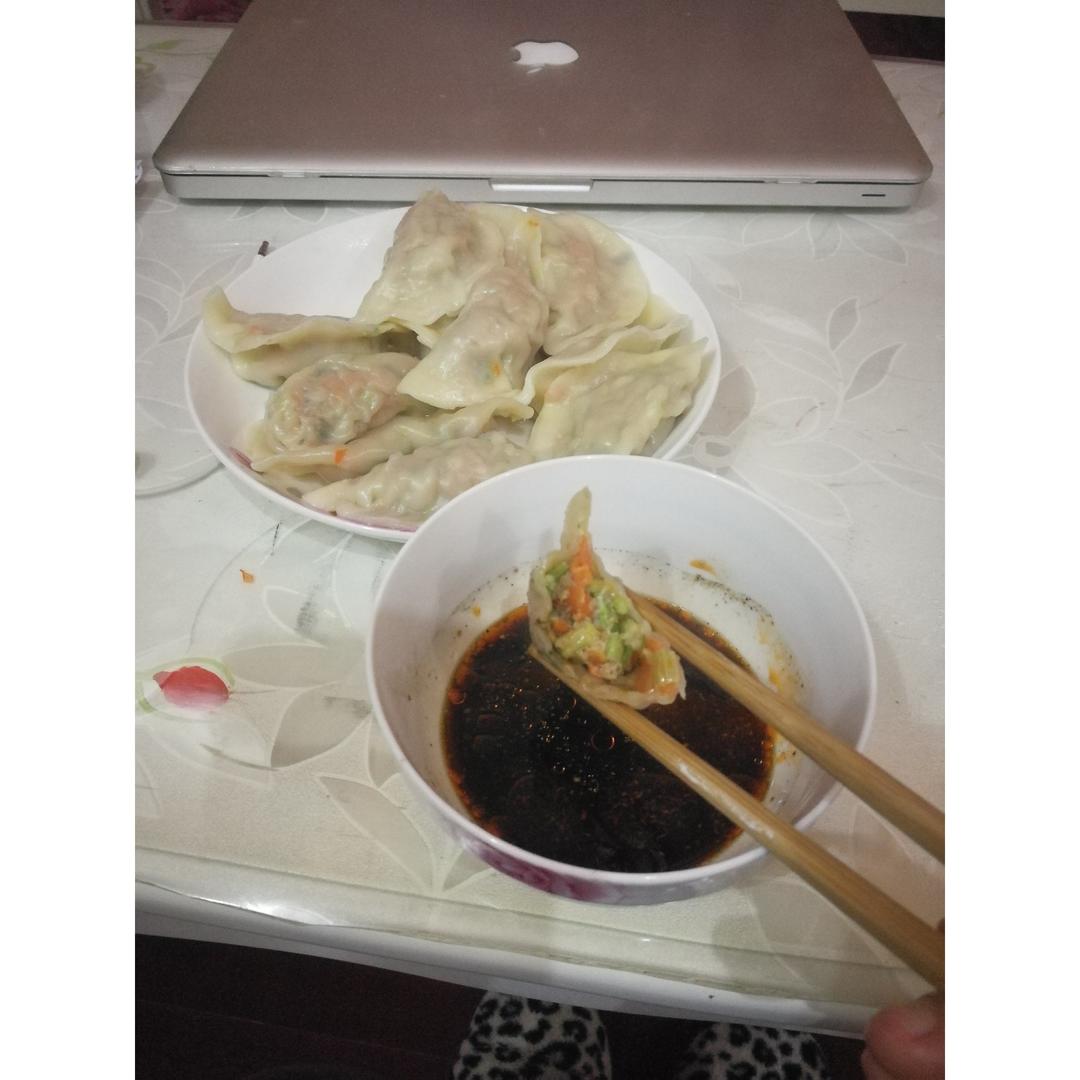 芹菜胡萝卜猪肉水饺