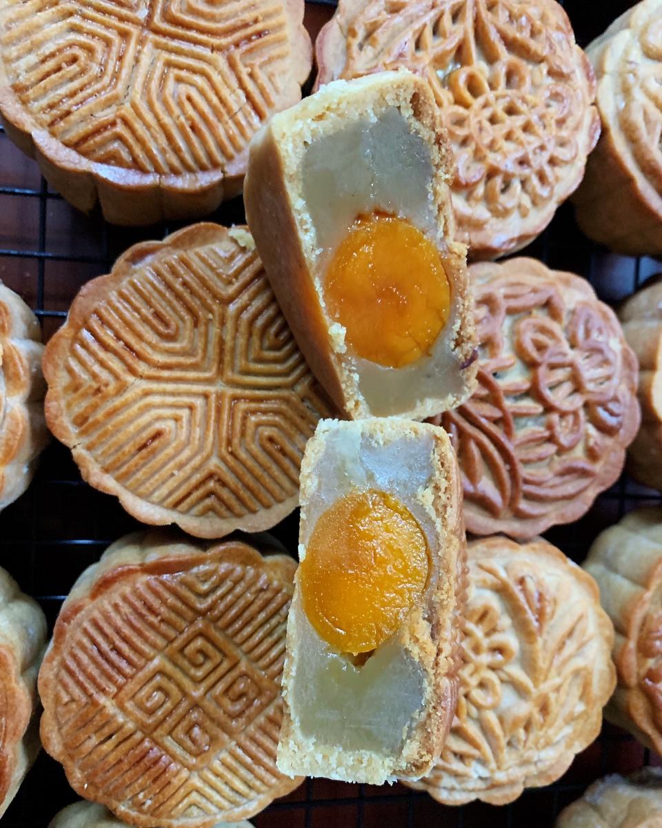 广式月饼—蛋黄莲蓉月饼