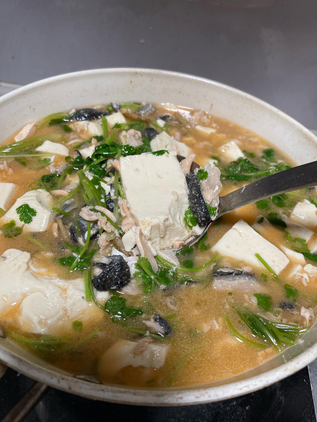 三文鱼头鱼骨鱼边炖豆腐