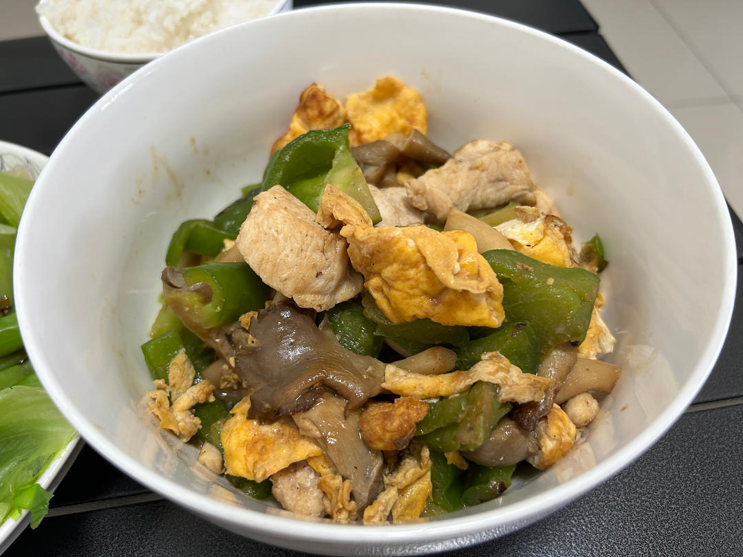 平菇青椒炒鸡蛋 好吃又营养的超快手家常菜
