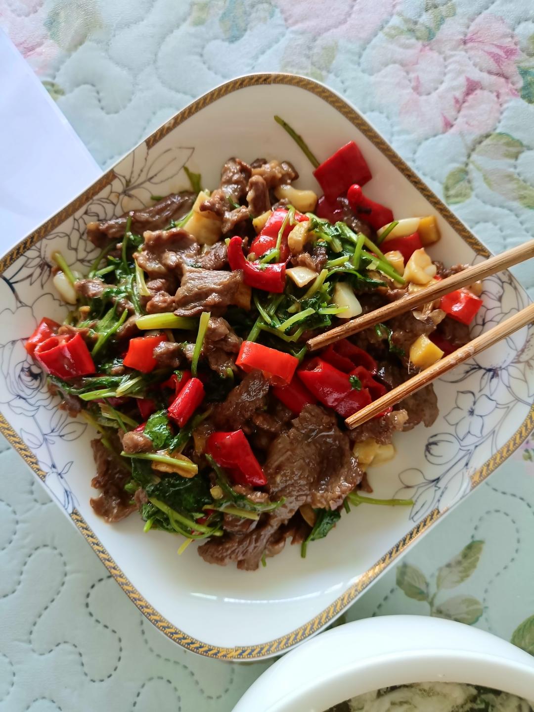 小炒黄牛肉，肉嫩味香！太好吃了简直是米饭杀手！