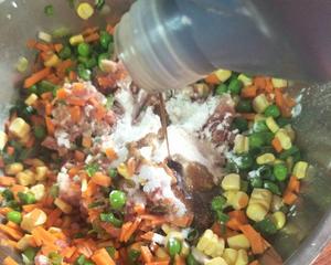 猪肉红萝卜甜豆玉米干蒸的做法 步骤7