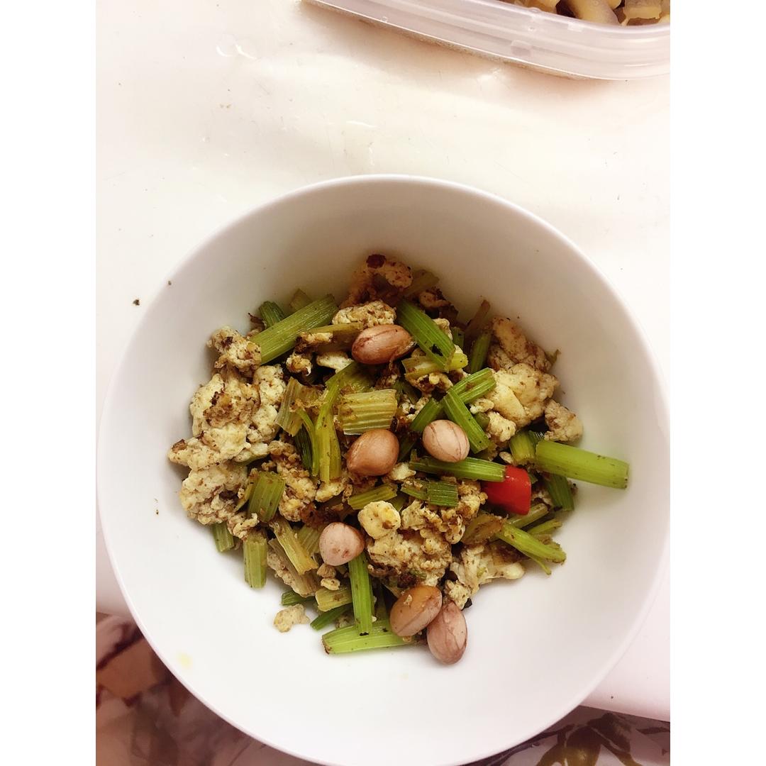 芹菜炒鸡蛋