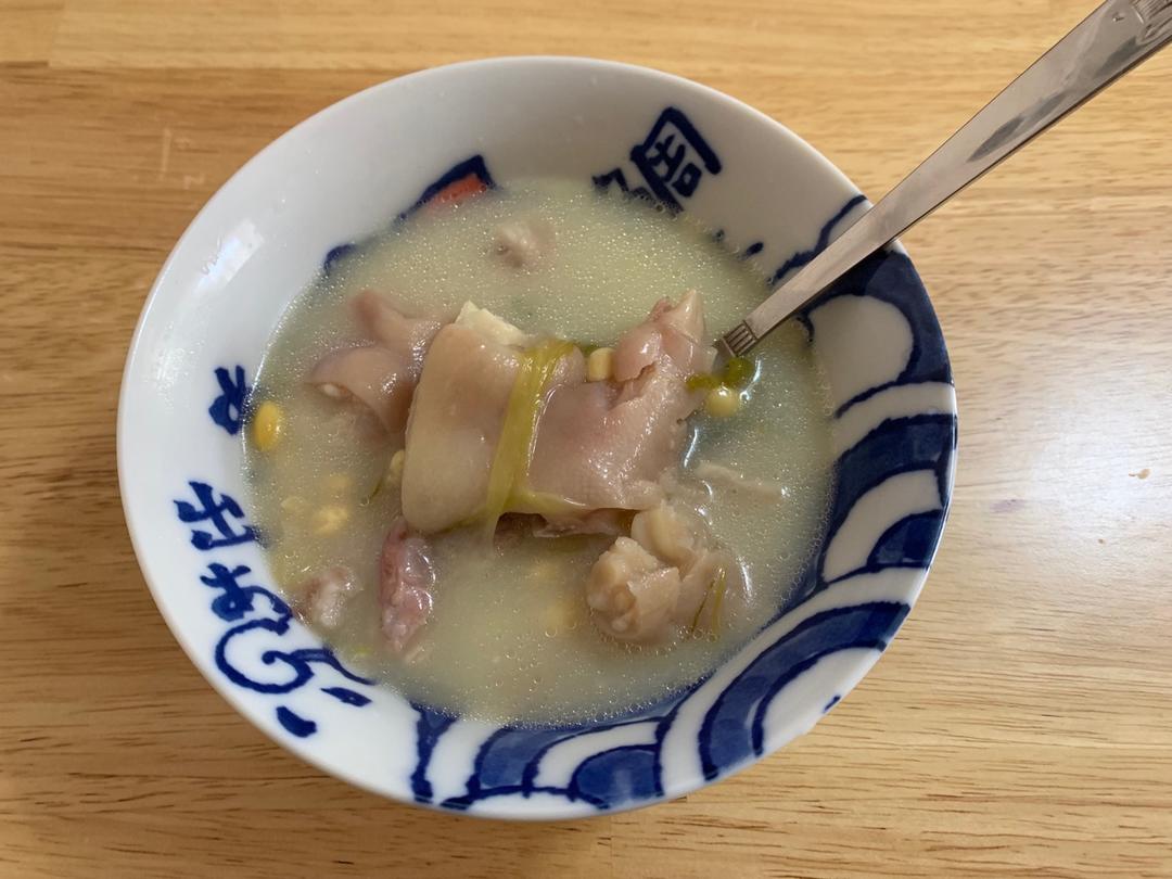 黄豆花生猪脚汤