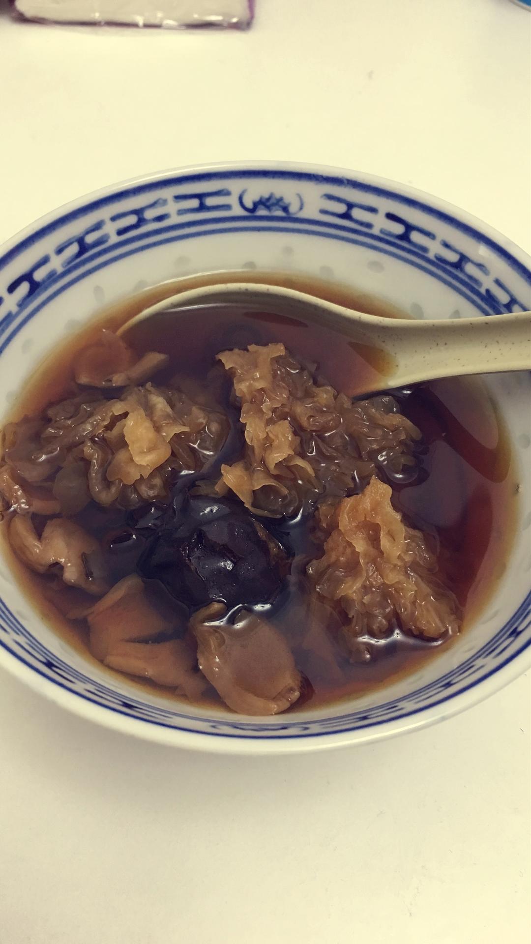 桂圆红枣银耳汤