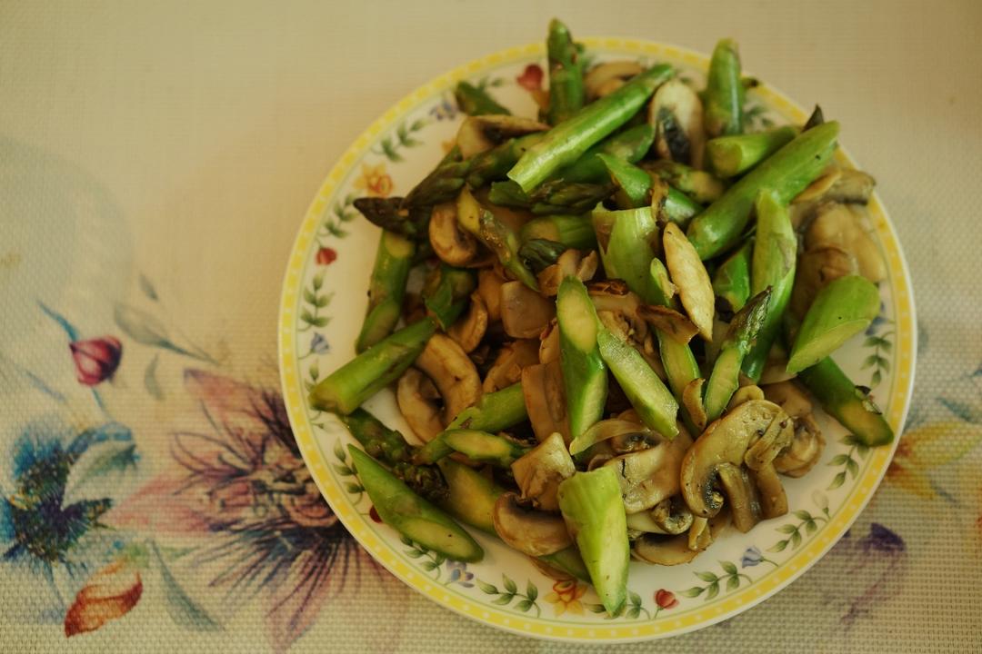 芦笋炒蘑菇