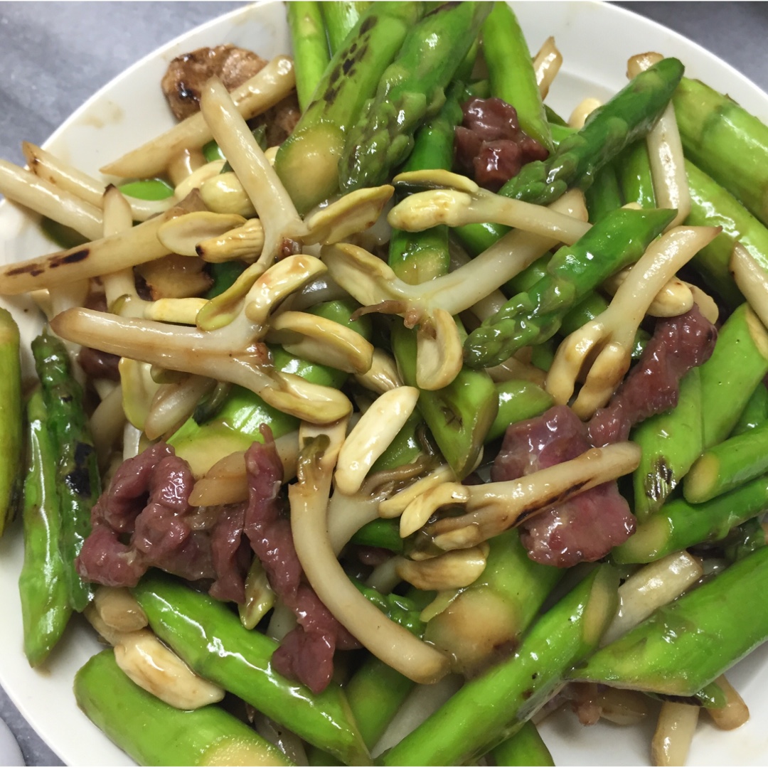 kiko煮饭仔做的花生芽炒肉