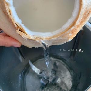 椰奶（附开椰方法）的做法 步骤5