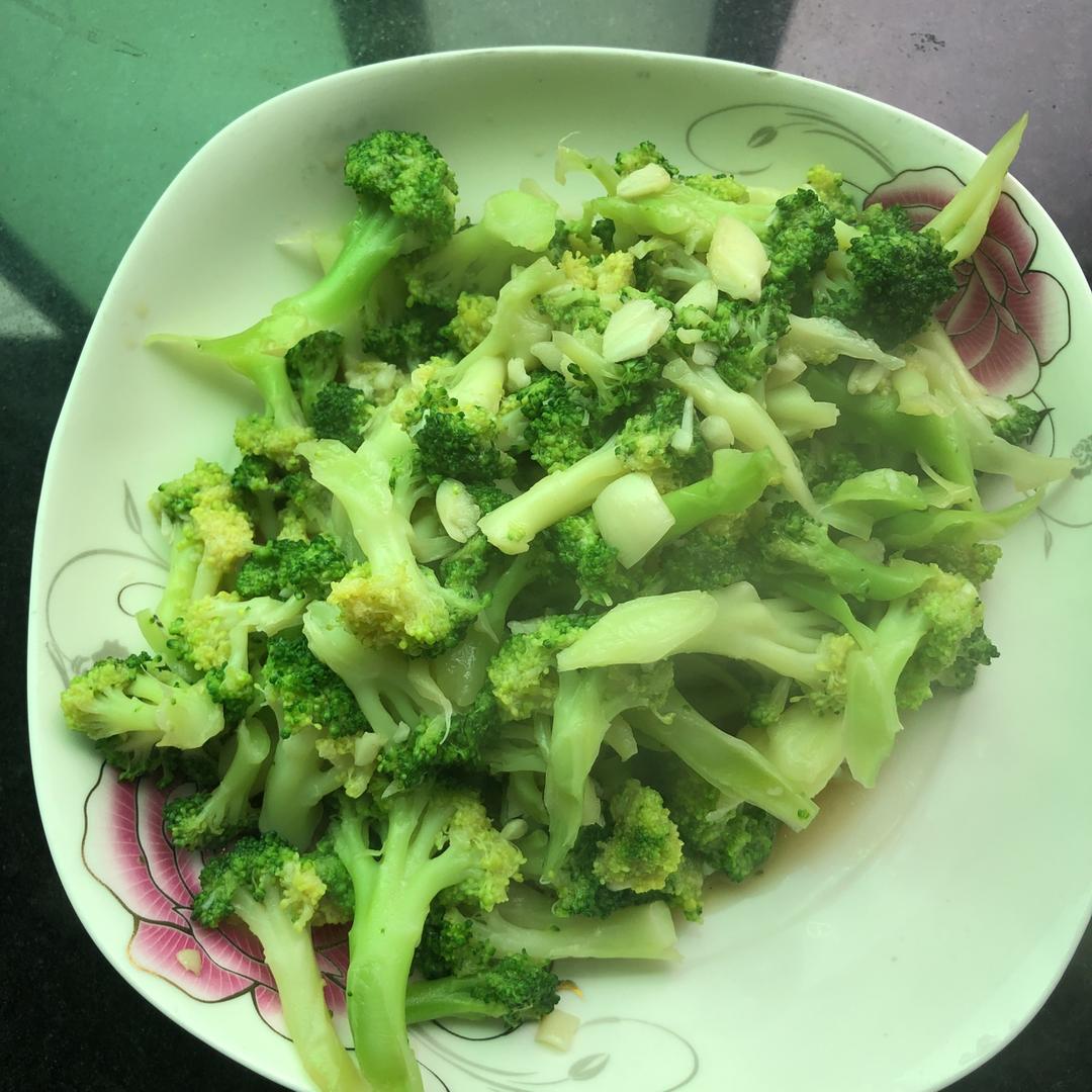 好吃到爆的耗油蒜蓉西兰花(从不修图，喜欢请关注)