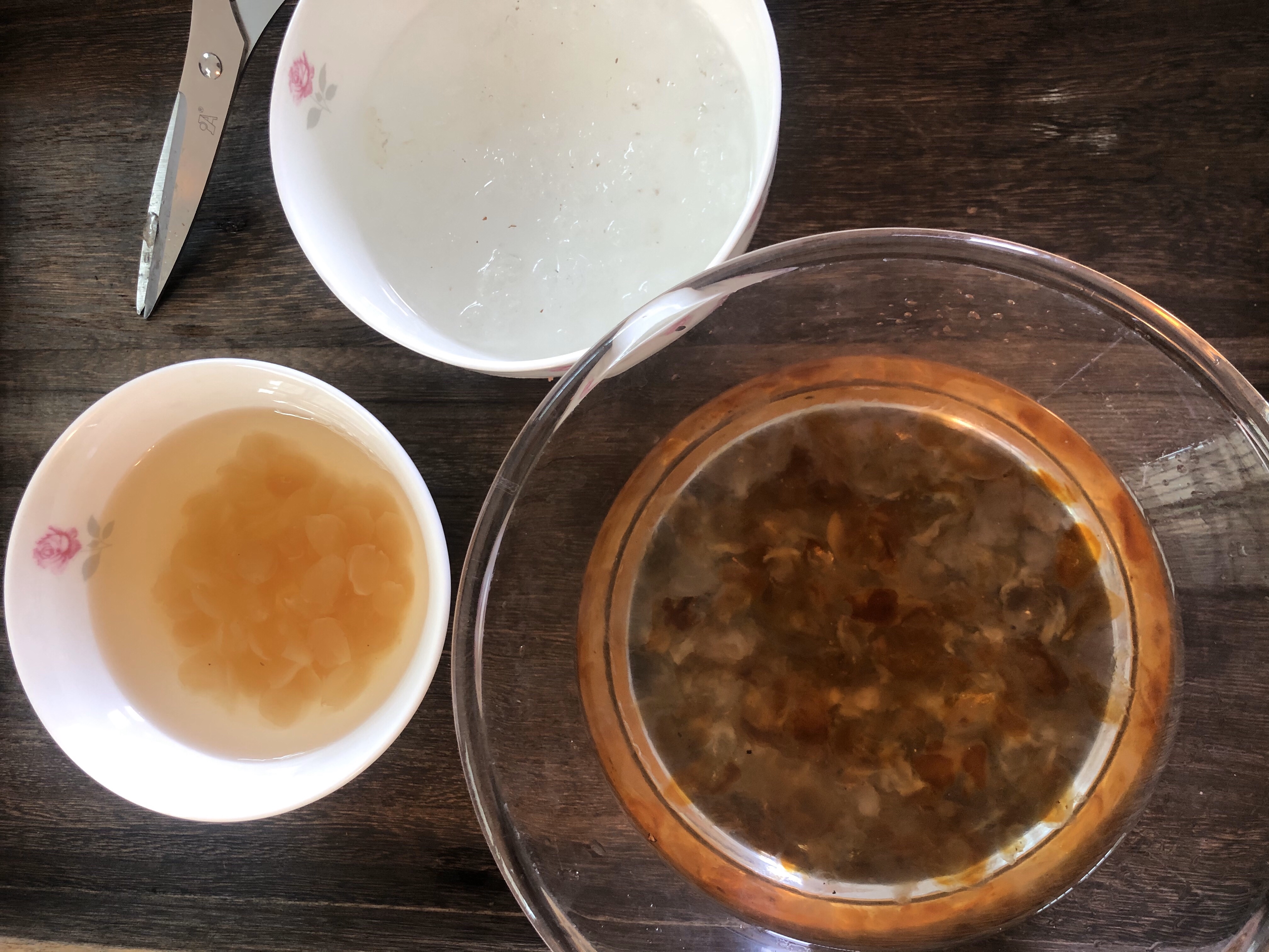 一碗美容养颜的桃胶皂角米雪燕炖红糖奶的做法 步骤4
