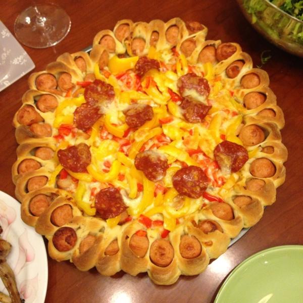 香肠花边芝心披萨