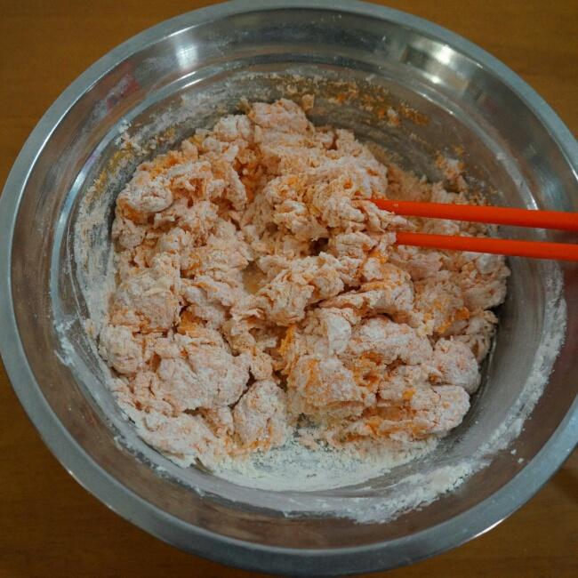 胡萝卜奶香馒头的做法 步骤3
