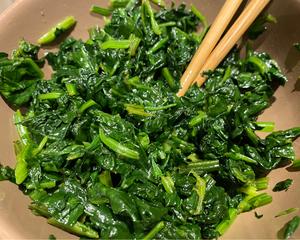 低脂饮食｜私房蟹黄味凉拌菠菜的做法 步骤1