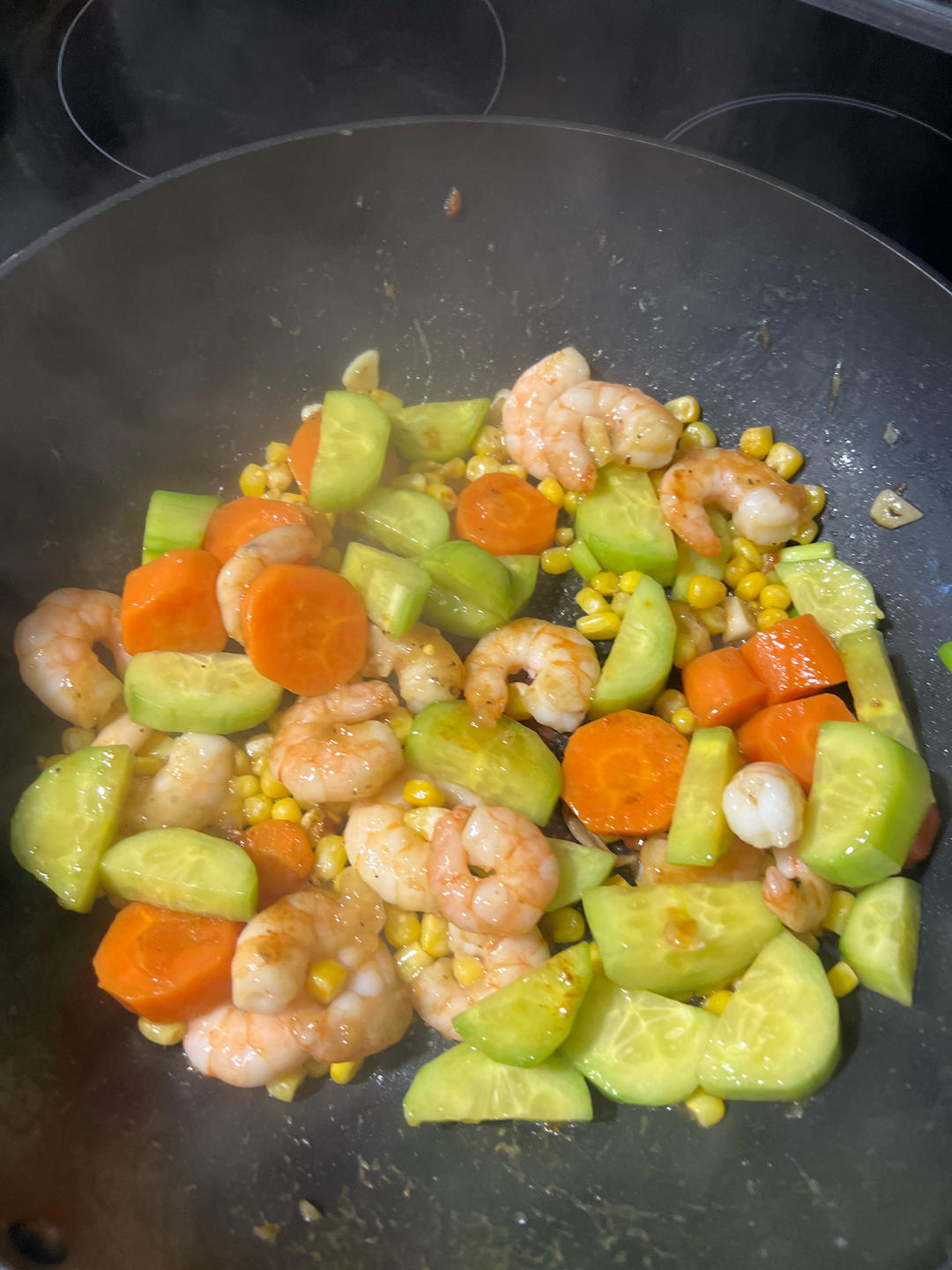 青豆，胡萝卜，玉米炒虾仁。