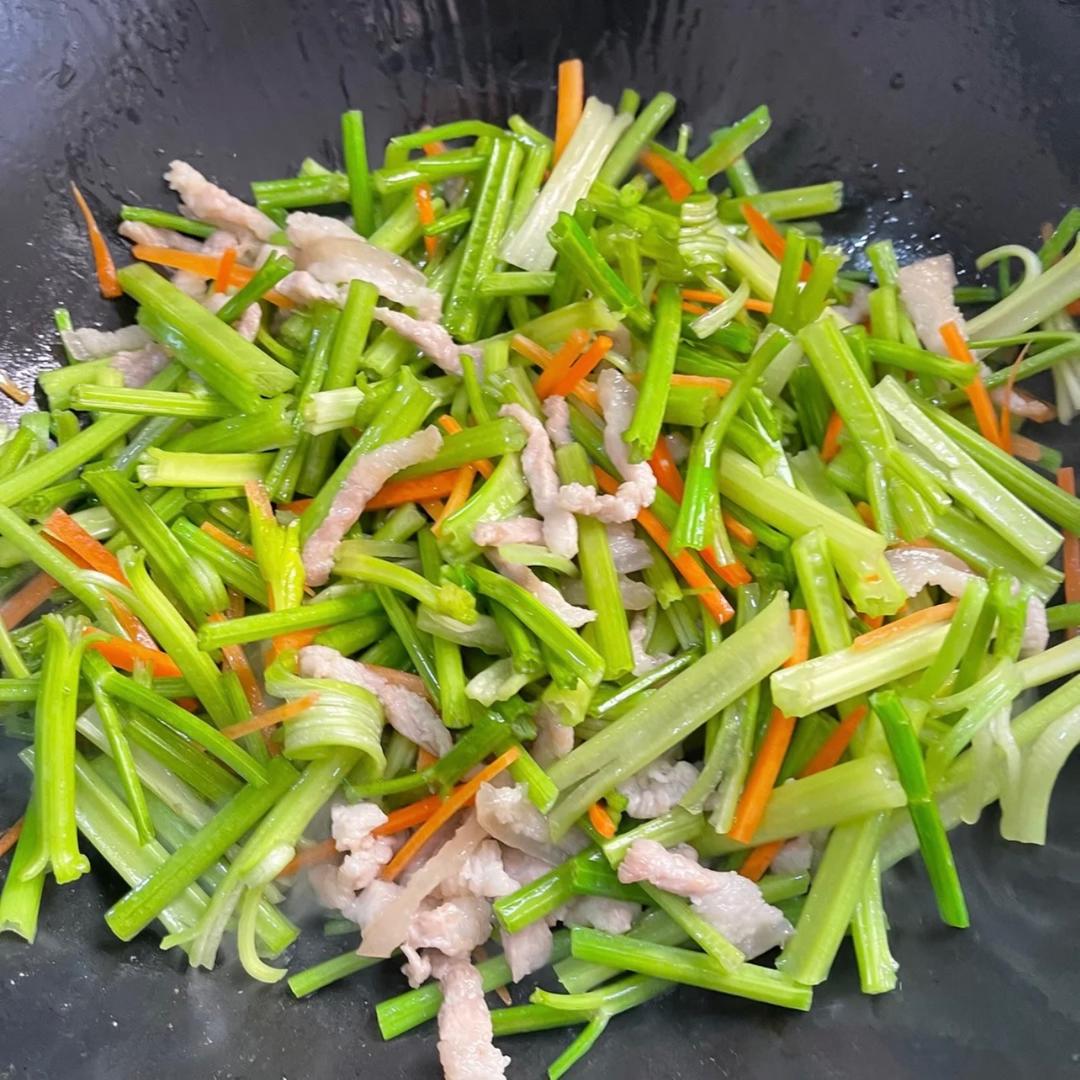 🔥芹菜胡萝卜炒肉丝的做法