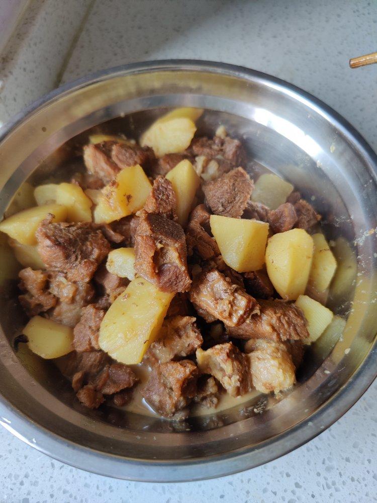 简单调料成就原汁原味的土豆炖牛肉