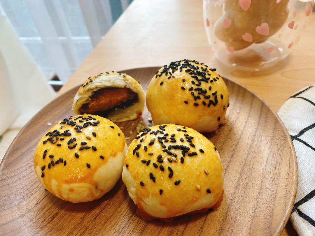 蛋黄酥（超详细步骤，附红豆沙馅做法）