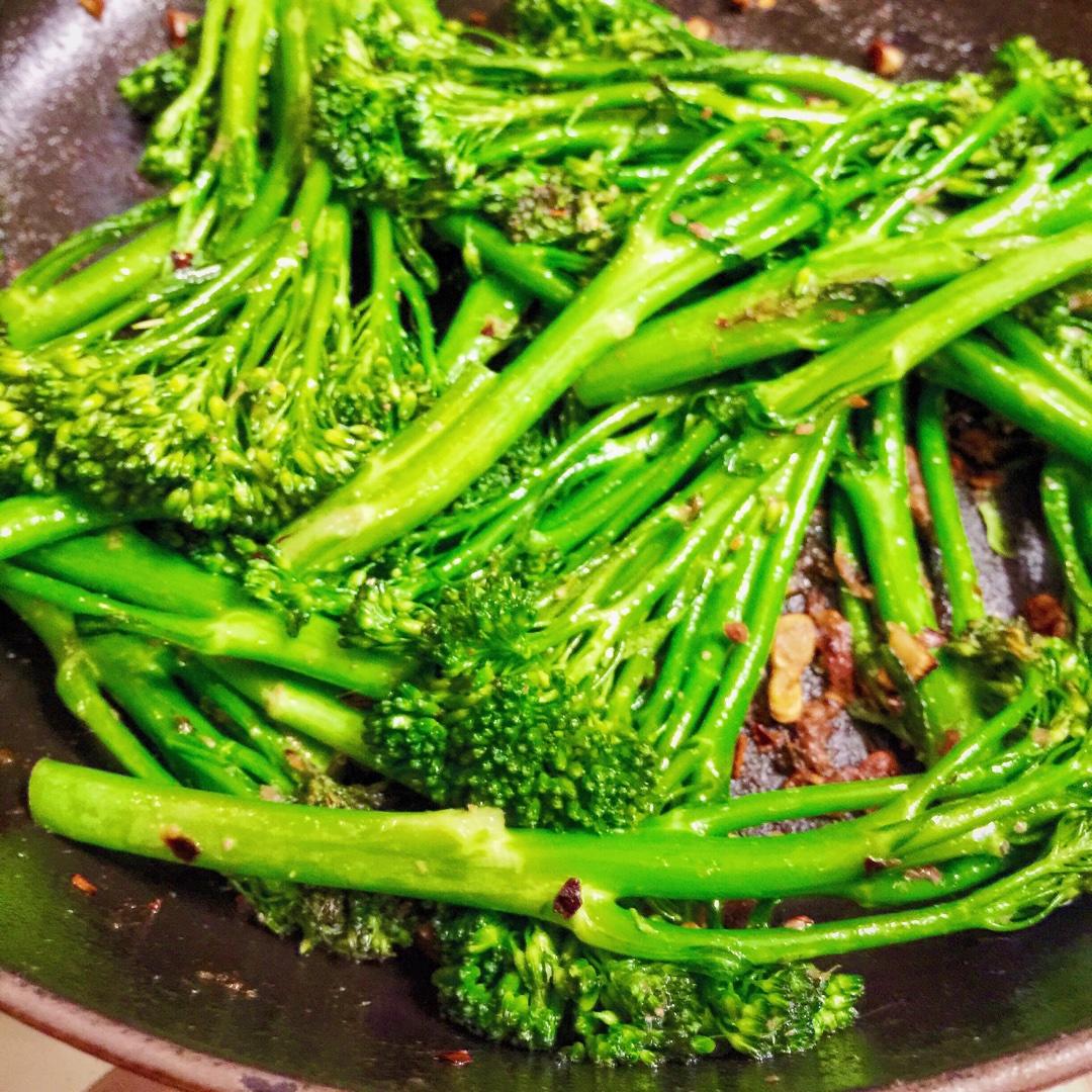 意式 蒜香橄榄油浸凤尾鱼 炒球花甘蓝Sauté Broccoli Rabe/Rapini with garlic and anchovies的做法