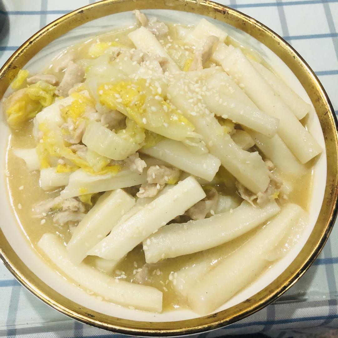 冲神饭做的大白菜肉丝汤年糕