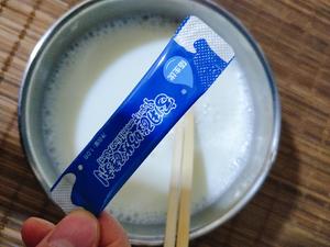 脱脂奶粉做酸奶的做法 步骤3