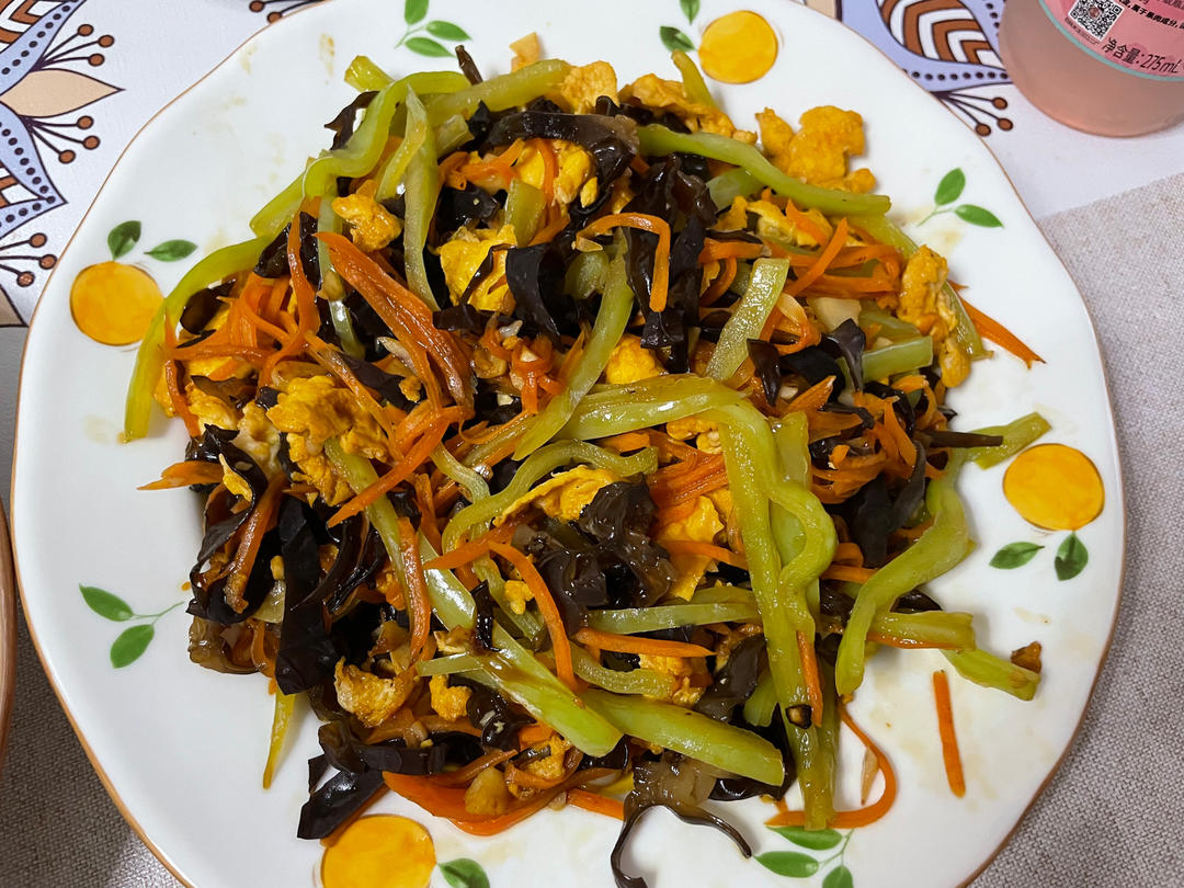 青椒木耳胡萝卜丝炒鸡蛋