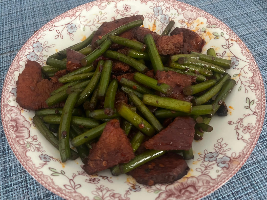腊肉炒蒜苔，超级简单的快手菜，荤素搭配，也算硬菜一道，下饭菜