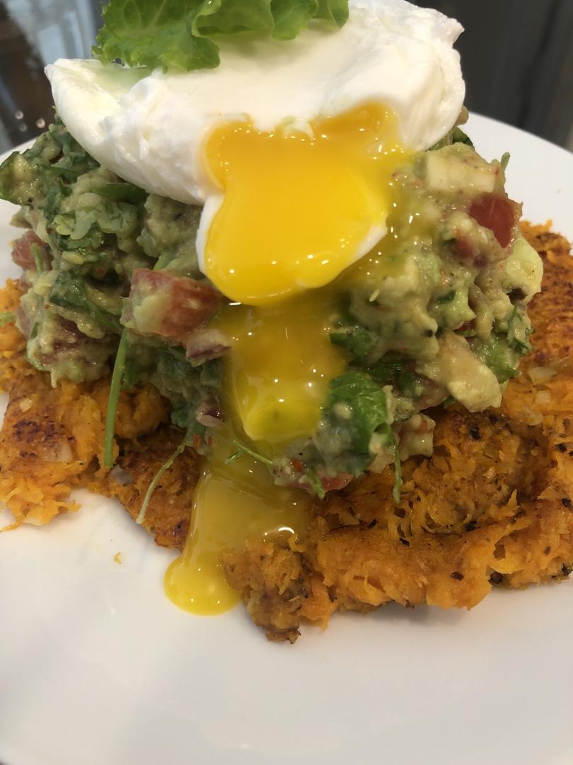 煎地瓜饼配牛油果酱和水波蛋