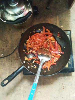 红椒炒肉的做法 步骤2