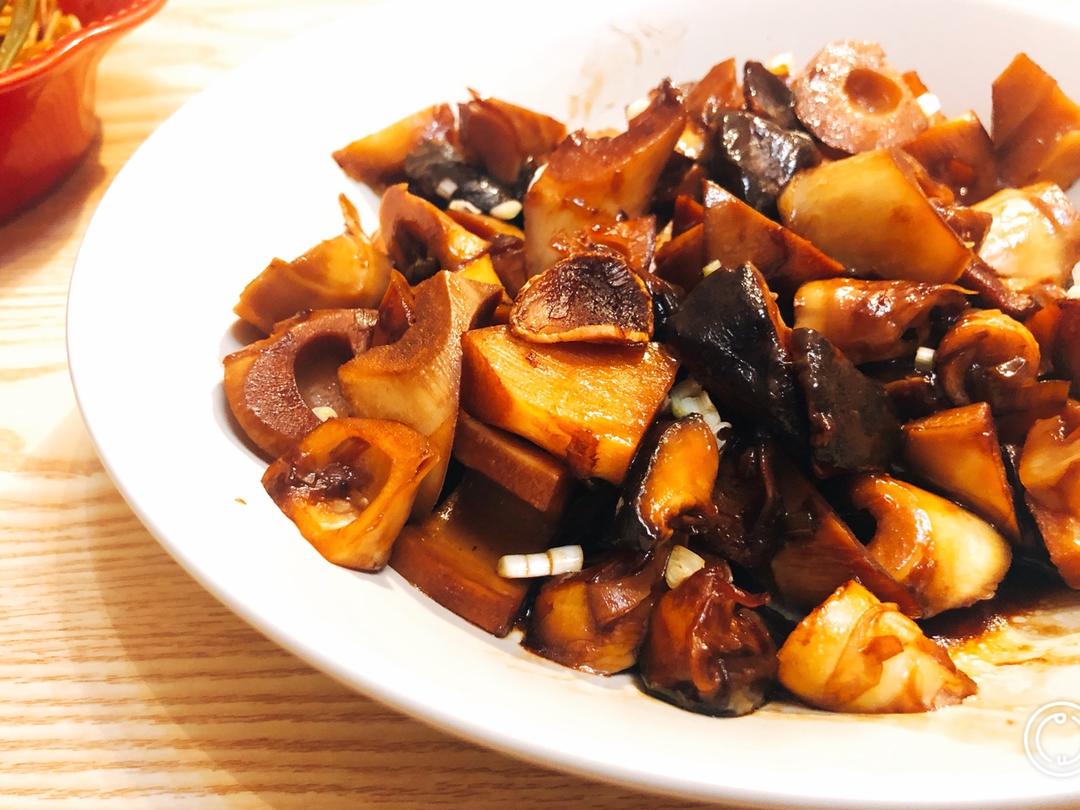 长耳朵猫做的香菇油焖笋