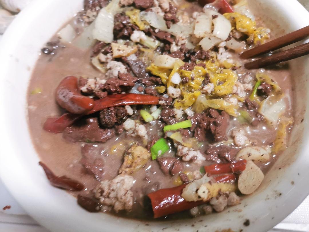 连湯都不剩的酸菜血肠