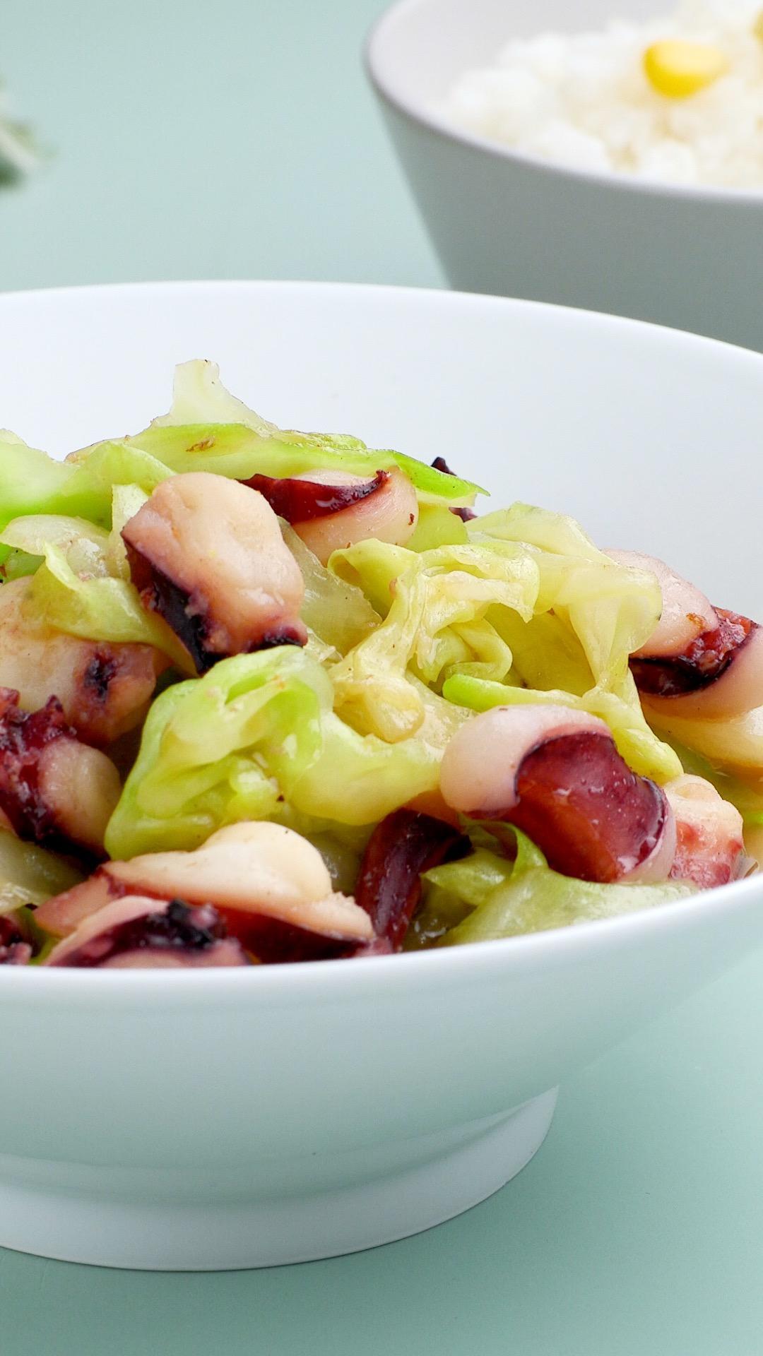 圆白菜炒鱿鱼的做法