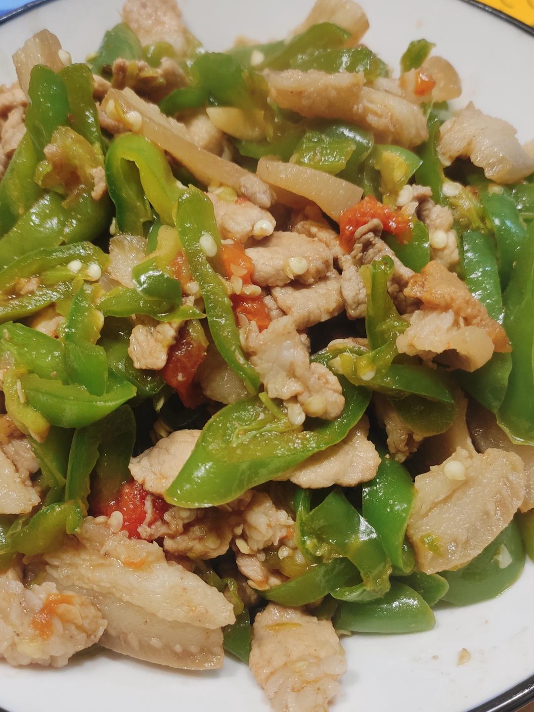 家常菜--青椒炒肉（西红柿版）