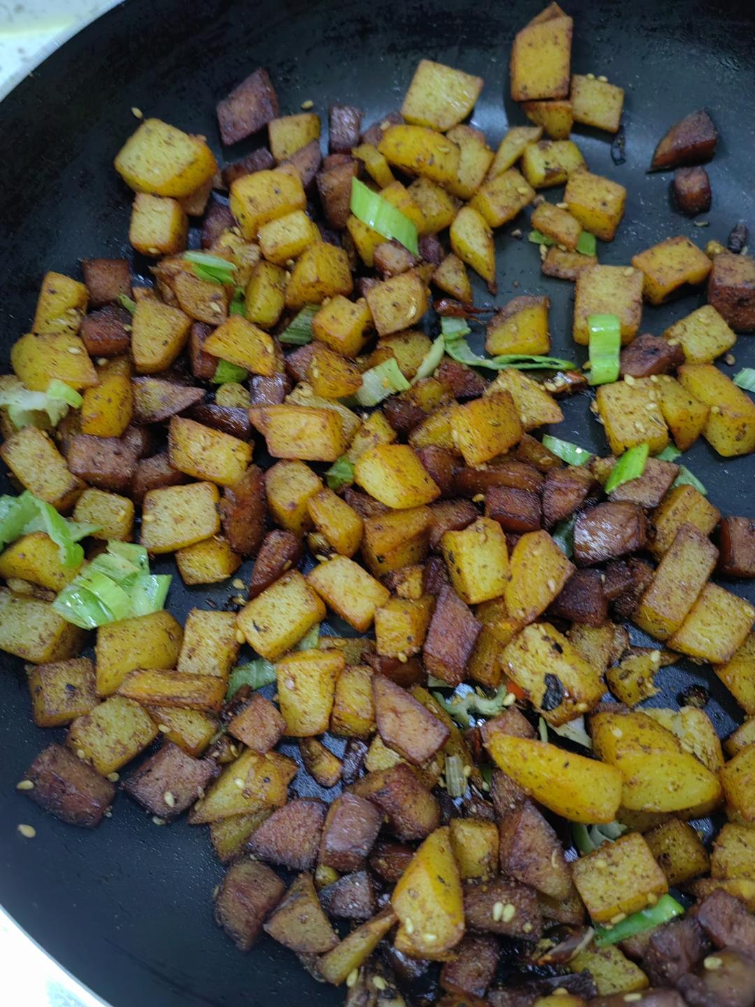 😋简单易做超好吃的孜然红肠小土豆