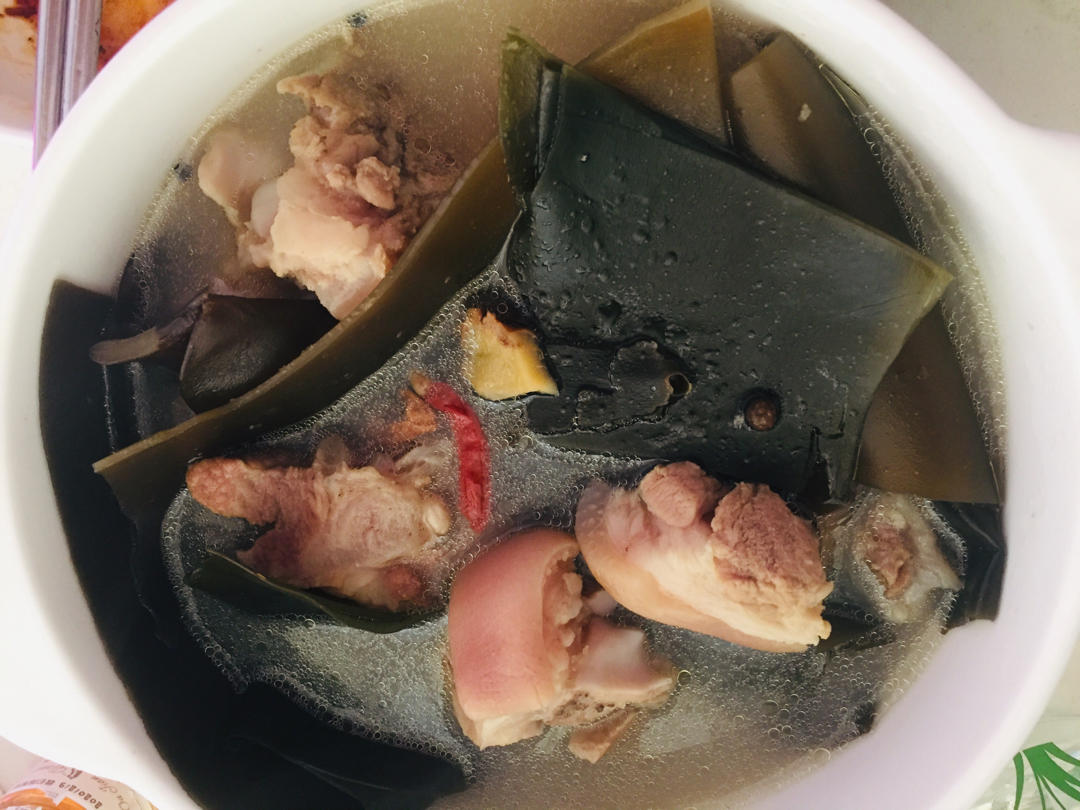 黄豆花生猪脚汤